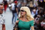 Amsterdam 3 augustus 2018
Patricia Paay en haar man Robert Hinfelaar met vrienden op het leidse plein in Amsterdam.