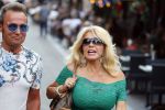 Amsterdam 3 augustus 2018
Patricia Paay en haar man Robert Hinfelaar met vrienden op het leidse plein in Amsterdam.