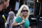 Amsterdam 3 augustus 2018
Patricia Paay en haar man Robert Hinfelaar met vrienden op het leidse plein in Amsterdam.