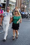 Amsterdam 3 augustus 2018
Patricia Paay en haar man Robert Hinfelaar met vrienden op het leidse plein in Amsterdam.