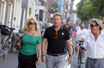 Amsterdam 3 augustus 2018
Patricia Paay en haar man Robert Hinfelaar met vrienden op het leidse plein in Amsterdam.
