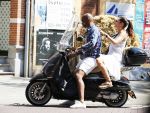 Amsterdam 3 augustus 2018
Quinty Trustfull en haar man Orlando gaan op de scooter naar de notaris.