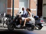 Amsterdam 3 augustus 2018
Quinty Trustfull en haar man Orlando gaan op de scooter naar de notaris.