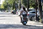 Amsterdam 3 augustus 2018
Quinty Trustfull en haar man Orlando gaan op de scooter naar de notaris.