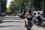 Amsterdam 3 augustus 2018
Quinty Trustfull en haar man Orlando gaan op de scooter naar de notaris.
