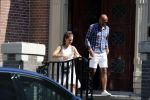 Amsterdam 3 augustus 2018
Quinty Trustfull en haar man Orlando gaan op de scooter naar de notaris.