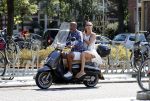 Amsterdam 3 augustus 2018
Quinty Trustfull en haar man Orlando gaan op de scooter naar de notaris.