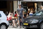 Amsterdam 19 juli 2018
Rick Brandsteder met zijn vriendin Roosje Kuizenga op terras.