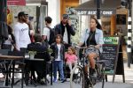 Amsterdam 9 september 2018
Sunnery James met zijn kinderen en een vriend op straat.