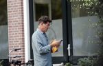 Amsterdam 2 september 2018
Twan Huys met mobiel op straat.