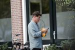 Amsterdam 2 september 2018
Twan Huys met mobiel op straat.