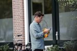 Amsterdam 2 september 2018
Twan Huys met mobiel op straat.