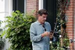 Amsterdam 2 september 2018
Twan Huys met mobiel op straat.