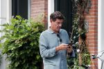 Amsterdam 2 september 2018
Twan Huys met mobiel op straat.