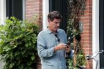 Amsterdam 2 september 2018
Twan Huys met mobiel op straat.