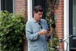 Amsterdam 2 september 2018
Twan Huys met mobiel op straat.