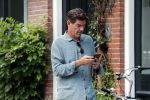 Amsterdam 2 september 2018
Twan Huys met mobiel op straat.