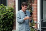 Amsterdam 2 september 2018
Twan Huys met mobiel op straat.