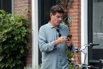 Amsterdam 2 september 2018
Twan Huys met mobiel op straat.