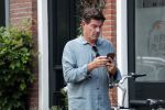 Amsterdam 2 september 2018
Twan Huys met mobiel op straat.