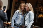 Amsterdam 29 augustus 2018
Wendy v Dijk met een goede vriendin en een fan