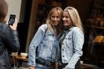 Amsterdam 29 augustus 2018
Wendy v Dijk met een goede vriendin en een fan