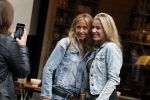 Amsterdam 29 augustus 2018
Wendy v Dijk met een goede vriendin en een fan