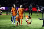 Amsterdam 6 mei 2018
Nederland-Peru 2-1 . Afscheidswedstrijd Wesley Sneijder . Zijn vrouw Yolanthe Sneijder Cabau en zoons Jessey en Xess Xava zijn natuurlijk aanwezig. Andre Hazes zong voor Wesley