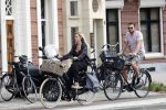 Amsterdam 28 augustus 2019
Candy Dulfer met vriend Rafael op terras en daarna op de fiets in Amsterdam.