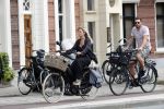 Amsterdam 28 augustus 2019
Candy Dulfer met vriend Rafael op terras en daarna op de fiets in Amsterdam.