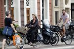 Amsterdam 28 augustus 2019
Candy Dulfer met vriend Rafael op terras en daarna op de fiets in Amsterdam.