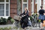 Amsterdam 28 augustus 2019
Candy Dulfer met vriend Rafael op terras en daarna op de fiets in Amsterdam.