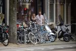 Amsterdam 28 augustus 2019
Candy Dulfer met vriend Rafael op terras en daarna op de fiets in Amsterdam.