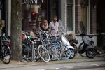 Amsterdam 28 augustus 2019
Candy Dulfer met vriend Rafael op terras en daarna op de fiets in Amsterdam.