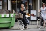 Amsterdam 28 augustus 2019
Candy Dulfer met vriend Rafael op terras en daarna op de fiets in Amsterdam.