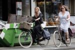 Amsterdam 28 augustus 2019
Candy Dulfer met vriend Rafael op terras en daarna op de fiets in Amsterdam.