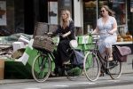 Amsterdam 28 augustus 2019
Candy Dulfer met vriend Rafael op terras en daarna op de fiets in Amsterdam.