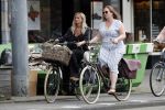 Amsterdam 28 augustus 2019
Candy Dulfer met vriend Rafael op terras en daarna op de fiets in Amsterdam.