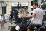 Amsterdam 28 augustus 2019
Candy Dulfer met vriend Rafael op terras en daarna op de fiets in Amsterdam.