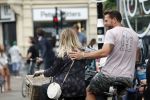 Amsterdam 28 augustus 2019
Candy Dulfer met vriend Rafael op terras en daarna op de fiets in Amsterdam.