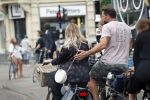 Amsterdam 28 augustus 2019
Candy Dulfer met vriend Rafael op terras en daarna op de fiets in Amsterdam.
