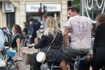 Amsterdam 28 augustus 2019
Candy Dulfer met vriend Rafael op terras en daarna op de fiets in Amsterdam.