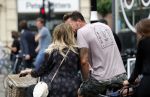 Amsterdam 28 augustus 2019
Candy Dulfer met vriend Rafael op terras en daarna op de fiets in Amsterdam.