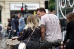 Amsterdam 28 augustus 2019
Candy Dulfer met vriend Rafael op terras en daarna op de fiets in Amsterdam.