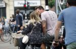Amsterdam 28 augustus 2019
Candy Dulfer met vriend Rafael op terras en daarna op de fiets in Amsterdam.