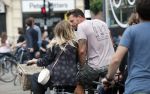 Amsterdam 28 augustus 2019
Candy Dulfer met vriend Rafael op terras en daarna op de fiets in Amsterdam.