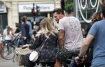 Amsterdam 28 augustus 2019
Candy Dulfer met vriend Rafael op terras en daarna op de fiets in Amsterdam.