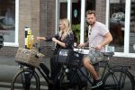 Amsterdam 28 augustus 2019
Candy Dulfer met vriend Rafael op terras en daarna op de fiets in Amsterdam.