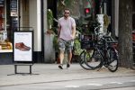 Amsterdam 28 augustus 2019
Candy Dulfer met vriend Rafael op terras en daarna op de fiets in Amsterdam.