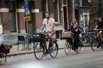 Amsterdam 28 augustus 2019
Candy Dulfer met vriend Rafael op terras en daarna op de fiets in Amsterdam.